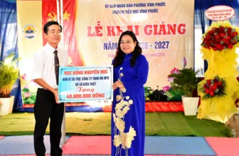 Phó Bí thư Thành ủy Hồ Thị Cẩm Đào dự khai giảng năm học mới tại Trường Tiểu học Vĩnh Phước