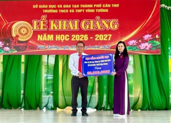Phó Chủ tịch HĐND thành phố Võ Thị Mỹ Trang dự Lễ khai giảng năm học mới tại Trường THCS và THPT Vĩnh Tường