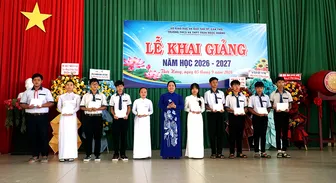 Giám đốc Sở Nội Vụ Phạm Thị Phượng dự lễ khai giảng tại Trường THCS và THPT Trần Ngọc Hoằng