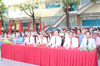 Phó Chủ tịch UBND thành phố Vương Quốc Nam dự khai giảng năm học mới tại Trường THPT Hoàng Diệu