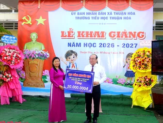 Phó Chủ tịch Thường trực Ủy ban MTTQVN thành phố Trần Văn Chính dự khai giảng năm học 2026-2027 tại Trường Tiểu học Thuận Hòa