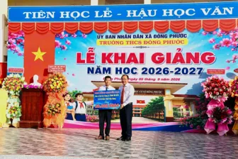 Phó Chủ tịch Thường trực UBND thành phố Lê Công Lý dự lễ khai giảng tại Trường THCS Đông Phước