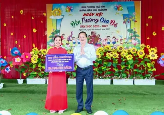 Trưởng Ban Nội chính Thành ủy Lê Tấn Thủ dự lễ khai giảng tại Trường Mầm non Ngã Năm