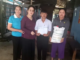 Chủ tịch Hội LHPN thành phố thăm, tặng quà trẻ mồ côi do dịch COVID-19