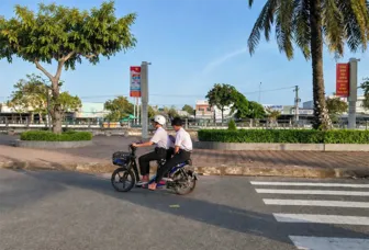 Đừng chỉ đội nón bảo hiểm cho có...