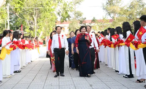 Phó Chủ tịch Quốc hội Nguyễn Thị Hồng và Bí thư Thành ủy Cần Thơ Đỗ Thanh Bình dự Lễ khai giảng tại Trường THCS và THPT Ngã Sáu