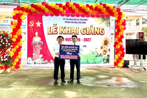 Ông Huỳnh Hoàng Mến, Giám đốc Báo và Phát thanh, Truyền hình Cần Thơ, dự khai giảng năm học mới tại Trường Tiểu học Long Hưng