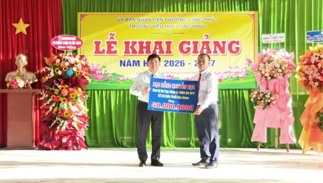 Phó Bí thư Thành ủy Nguyễn Tuấn Anh dự lễ khai giảng tại Trường Tiểu học Long Phú 1