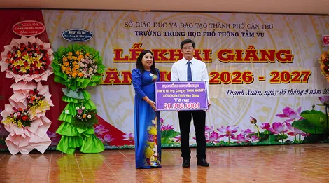 Phó Chủ tịch Thường trực HĐND thành phố Mã Thị Tươi dự Lễ khai giảng năm học mới tại Trường THPT Tầm Vu