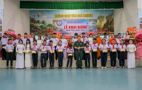 Lãnh đạo Bộ Chỉ huy Quân sự TP Cần Thơ dự khai giảng năm học mới tại Trường Phổ thông dân tộc nội trú THCS và THPT TP Cần Thơ