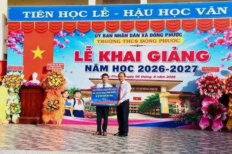 Phó Chủ tịch Thường trực UBND thành phố Lê Công Lý dự lễ khai giảng tại Trường THCS Đông Phước