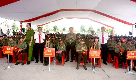 Phó Bí thư Thường trực Thành ủy Đồng Văn Thanh và Chủ tịch UBND thành phố Trương Cảnh Tuyên dự lễ khai giảng tại Trường Văn hóa Công an nhân dân III