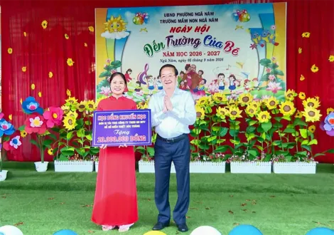Trưởng Ban Nội chính Thành ủy Lê Tấn Thủ dự lễ khai giảng tại Trường Mầm non Ngã Năm