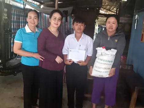 Chủ tịch Hội LHPN thành phố thăm, tặng quà trẻ mồ côi do dịch COVID-19