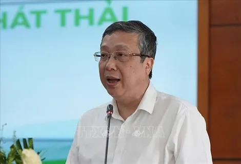 Kỷ luật Thứ trưởng Bộ Nông nghiệp và Môi trường Hoàng Trung