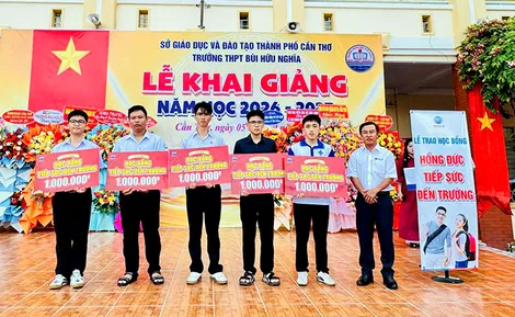 Công ty TNHH Hồng Đức trao 170 suất học bổng “Hồng Đức tiếp sức đến trường”