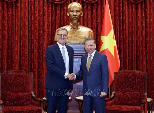 Top leader receives outgoing French Ambassador