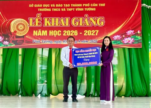 Phó Chủ tịch HĐND thành phố Võ Thị Mỹ Trang dự Lễ khai giảng năm học mới tại Trường THCS và THPT Vĩnh Tường