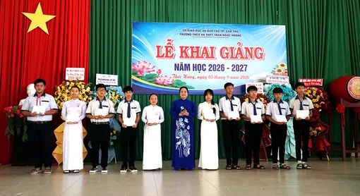 Giám đốc Sở Nội Vụ Phạm Thị Phượng dự lễ khai giảng tại Trường THCS và THPT Trần Ngọc Hoằng