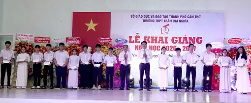 Trưởng Ban Tuyên giáo Thành ủy Nguyễn Ngọc Tâm dự lễ khai giảng năm học mới tại Trường THPT Trần Đại Nghĩa