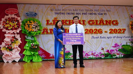 Phó Chủ tịch Thường trực HĐND thành phố Mã Thị Tươi dự Lễ khai giảng năm học mới tại Trường THPT Tầm Vu