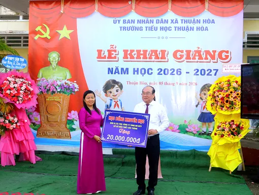 Phó Chủ tịch Thường trực Ủy ban MTTQVN thành phố Trần Văn Chính dự khai giảng năm học 2026-2027 tại Trường Tiểu học Thuận Hòa
