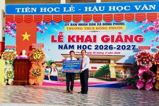 Phó Chủ tịch Thường trực UBND thành phố Lê Công Lý dự lễ khai giảng tại Trường THCS Đông Phước