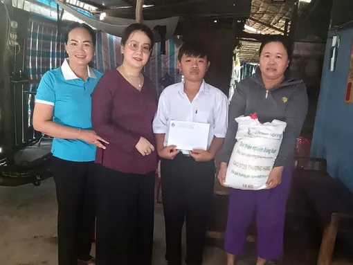 Chủ tịch Hội LHPN thành phố thăm, tặng quà trẻ mồ côi do dịch COVID-19