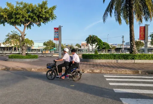 Đừng chỉ đội nón bảo hiểm cho có...