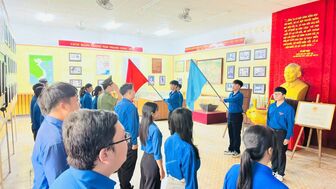 យុវ​វ័យ​កឹង​ធើ ចាត់​តាំង​ព្រម​គ្នា​ៗពិ​ធី​គោរព​ទង់ “ខ្ញុំ​ស្រ​ឡាញ់​មាតុ​ភូមិ​ខ្ញុំ”