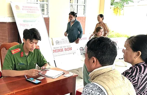 Hỗ trợ người dân chuyển đổi số