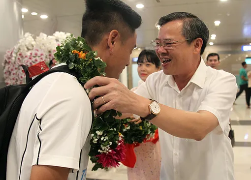 Lãnh đạo thành phố đón Câu lạc bộ Bóng đá Thép Cần Thơ