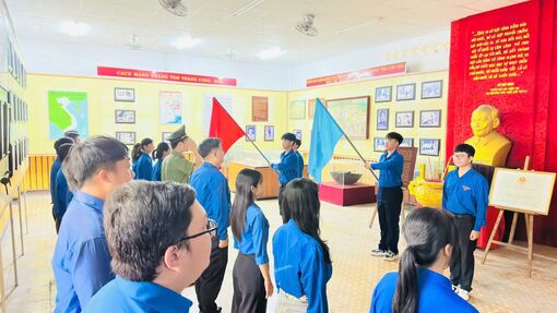 យុវ​វ័យ​កឹង​ធើ ចាត់​តាំង​ព្រម​គ្នា​ៗពិ​ធី​គោរព​ទង់ “ខ្ញុំ​ស្រ​ឡាញ់​មាតុ​ភូមិ​ខ្ញុំ”