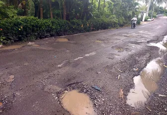 Cần sớm sửa chữa đường giao thông để người dân, học sinh đi lại an toàn