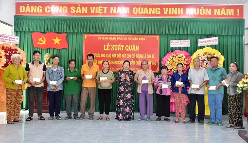 Xuất quân hỗ trợ xóa nhà tạm, nhà dột nát tại xã Hồ Đắc Kiện