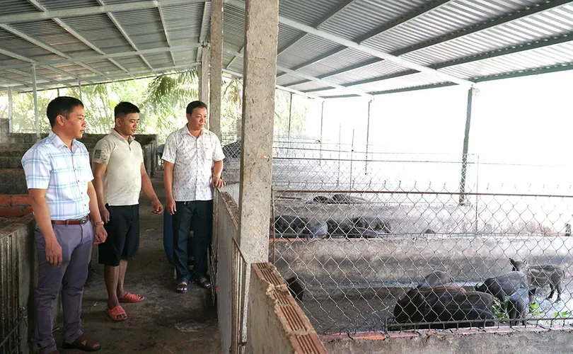 Gương mẫu trong các mặt công tác và làm giàu chính đáng