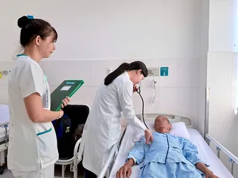 Nỗ lực cứu sống cụ ông 70 tuổi rối loạn đông máu sau khi bị ong đốt