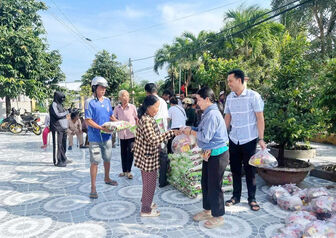 ព្រួត​ដៃ​កសាង​ភូមិ​ស្រុក​ធ្វឹង​ហ្វា​ ឱ្យ​កាន់​តែ​រីក​ចម្រើន​