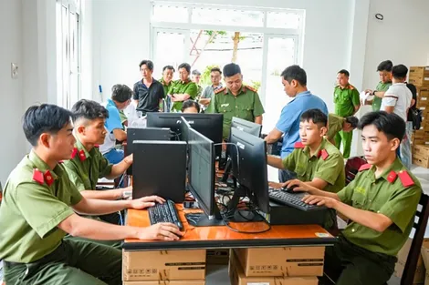 Trang cấp gần 1.200 bộ máy vi tính cho lực lượng công an cơ sở