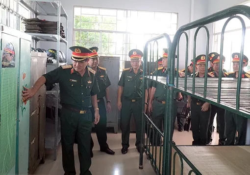Quân khu 9 kiểm tra công tác quân sự, quốc phòng tại Ban Chỉ huy Quân sự phường Vị Tân