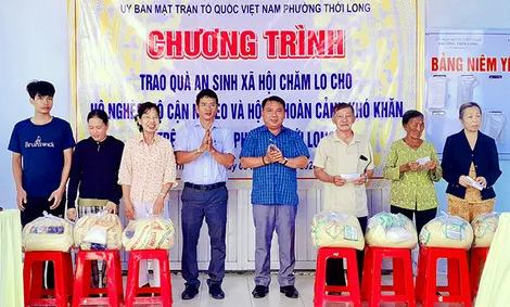 Trao 200 phần quà tặng hộ nghèo, hộ cận nghèo, hoàn cảnh khó khăn