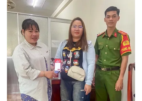 Trả lại hơn 22 triệu đồng cho người chuyển khoản nhầm