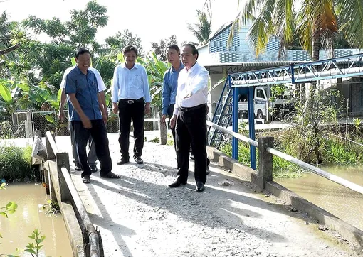 Thường trực HĐND xã Nhơn Ái đề nghị nâng cấp, sửa chữa các tuyến đường xuống cấp