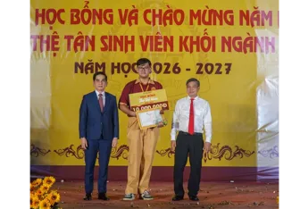 Trường Đại học Võ Trường Toản trao học bổng và chào mừng năm học mới