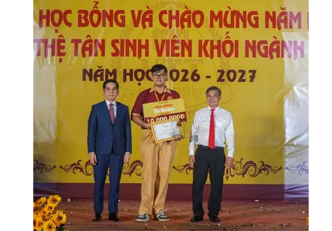 Trường Đại học Võ Trường Toản trao học bổng và chào mừng năm học mới