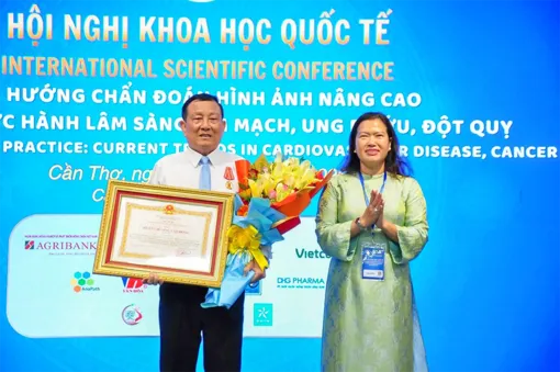 Thiếu tướng Vũ Cao Quân nhận Huân chương Lao động hạng Ba tại hội nghị khoa học quốc tế