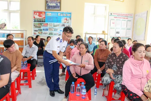 Cảnh sát biển đồng hành với ngư dân xã đảo Cù Lao Dung
