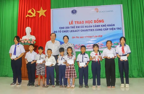 Trao 250 suất học bổng tặng học sinh hoàn cảnh khó khăn