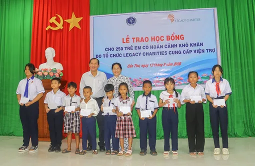 Trao 250 suất học bổng tặng học sinh hoàn cảnh khó khăn