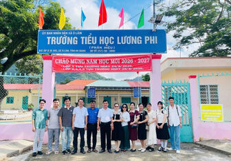 សា​លា​អនុ​វិទ្យា​ល័យ​និង​វិទ្យា​ល័យ​ត្រឹង​ង៉ុក​ហ្វាំង​ ជូន​អំ​ណោយ​និង​អា​ហា​រូប​ករណ៍​ដល់​សិស្ស​ជន​ជាតិ​ខ្មែរ​